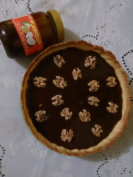 This is not a pie. This is a council meeting of unknown insects.